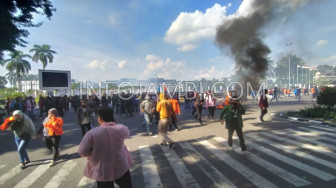 Kembali Demo Omnibus Law, Pengunjukrasa dan Aparat Keamanan Bentrok