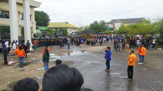 Demo Mahasiswa Berujung Rusuh, Polisi Tembakan Gas Air Mata dan Water Canon