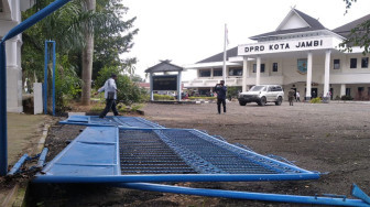 Gedung DPRD Kota Jambi Diserang dan Dirusak Belasan Pemuda