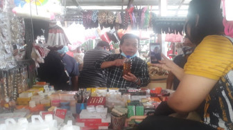 Blusukan di Pasar Aur Duri, Al Haris Bagikan Ramuan Daun Sungkai ke Pedagang