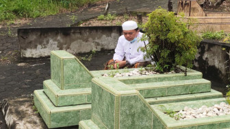 Haris Ziarah ke Makam Mantan Gubernur Jambi Abdurrachman Sayoeti