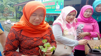 Hesti Haris Wanita Sederhana dan Emak-Emak Nian