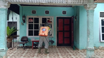Brimob Semprot Disinfektan di Pemukiman Warga