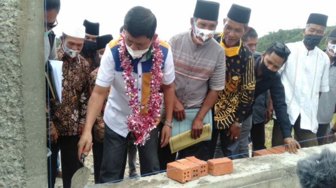 Di Kecamatan Siulak, Syafril Nursal Diminta Meletakkan Batu Pertama Pembangunan Musholla Nurul Ikhsan