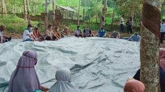 Teteskan Air Mata Bertemu Petani Karet, Ini Alasannya....