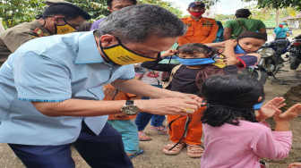 Terapkan Prokes Covid-19, Bupati Batanghari Bagikan Masker ke Masyarakat