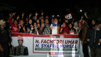 Syafril Nursal 'Dihadang' Anak-anak Muda Beri Dukungan dan Bentangkan Spanduk FU-SN