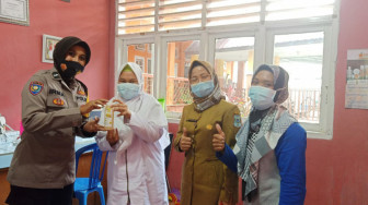 Peduli Terhadap Tenaga Medis, Babinkamtibmas Bangko Bantu Minuman Vitamin