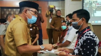 Plt Sekda Merangin Serahkan Sertifikat Tanah untuk Rakyat