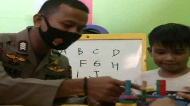 Personel Itwasda Polda Jambi Bantu Anak Berkebutuhan Khusus
