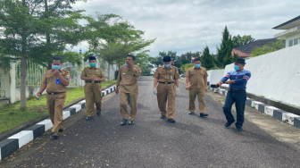 Plt Sekda Muaro Jambi Jenguk Bupati Masnah dengan Protokol Kesehatan Ketat