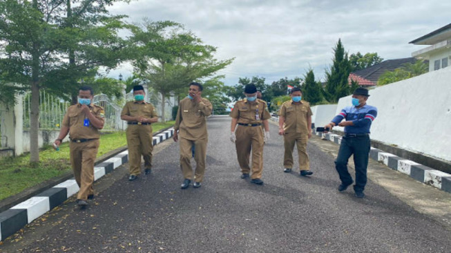 Plt Sekda Muaro Jambi Jenguk Bupati Masnah dengan Protokol Kesehatan Ketat