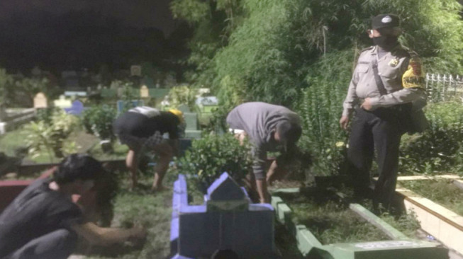 Terjaring Razia Masker, Kelompok Pemuda Disuruh Bersihkan Kuburan