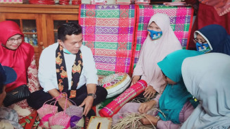 Kunjungi Pusat Anyaman di Rawang, Al Haris Disambut Riuh Pengrajin dan Emak-Emak