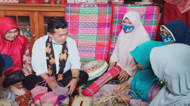 Kunjungi Pusat Anyaman di Rawang, Al Haris Disambut Riuh Pengrajin dan Emak-Emak