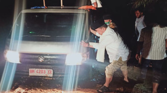 Al Haris Lalui Jalan Berlumpur dan Ikut Dorong Mobil