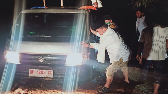 Al Haris Lalui Jalan Berlumpur dan Ikut Dorong Mobil
