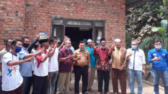 Silaturahmi ke Desa Muhajirin, Al Haris Berdiskusi dengan Warga Soal Karet