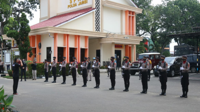 Tiba di Polda Jambi, Rombongan Komisi III Disambut Pasukan Jarmat