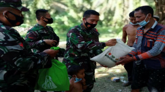 Jum'at Berkah, Dandim Sarko Beri Sembako ke Warga SAD
