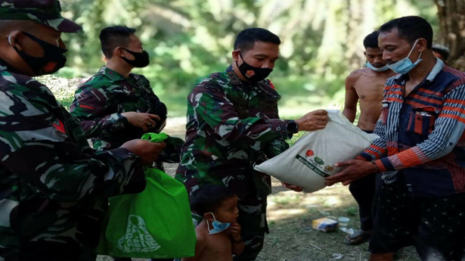 Jum'at Berkah, Dandim Sarko Beri Sembako ke Warga SAD