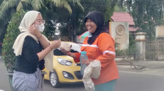Syukuri Kemenangan, Wadir Humas Tim Haris - Sani Bagi-Bagi Nasi Bungkus