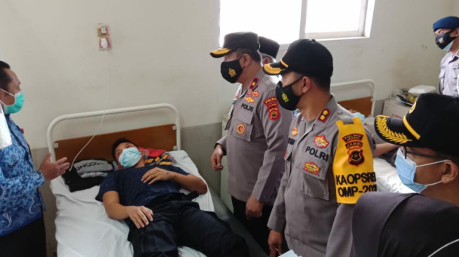 Wakapolda Jambi Cek Personel Satbrimob Polda Sumsel yang Mengalami Kecelakaan
