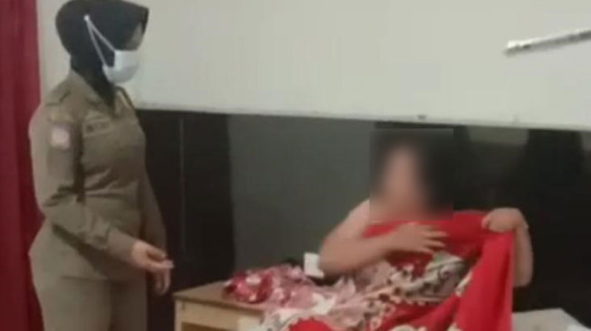 Seorang Wanita Bugil Kepergok Satpol PP, Petugas Temukan Kondom di Kolong Ranjang