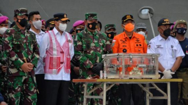 Ditemukan Black Box FDR SJ-182