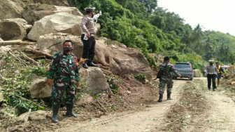 Tim Gabungan Pulihkan Akses Jalan Poros Majene - Mamuju