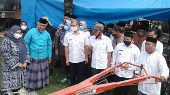Bupati Masnah Busyroh Hadiri Acara Sedekah Payo Turun Berumo di Desa Senaung