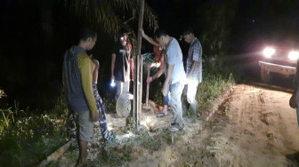 Warga Suak Putat Tutup Jalan ke PT Kirana