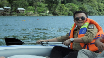Menginap di Tanjung Kasri, Al Haris Ngopi Pakai Cangkir Kaleng dan Dayung Perahu