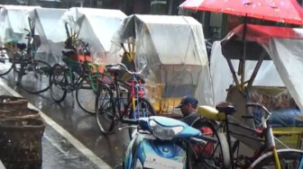 Berkah Penarik Becak di Tengah Musim Penghujan