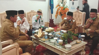 Fachrori dan Al Haris Makan Duren Bareng
