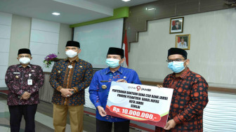 Di Kota Jambi, Fachrori Salurkan Dana Bantuan Baznas dan CSR Bank 9 Jambi