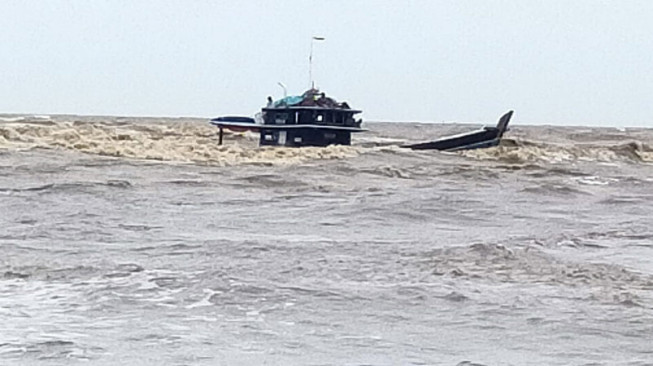 Dihantam Ombak Besar, Kapal Bawa Sawit dan Kelapa Tenggelam