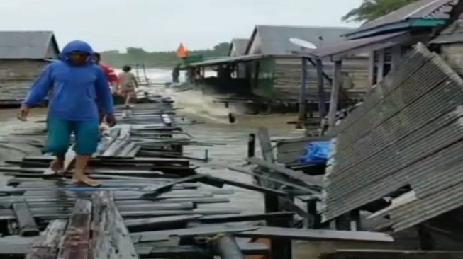Tujuh Bangunan di Kecamatan Sadu Nyaris Roboh Dihantam Gelombang Pasang