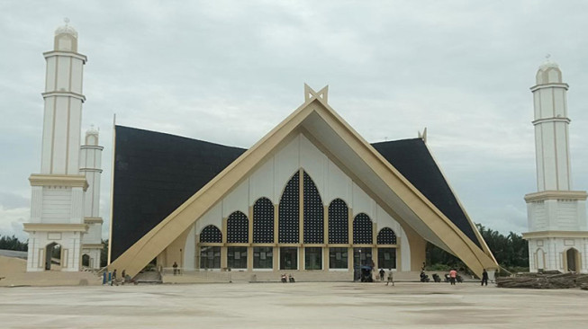 Safrial Resmikan Masjid Syaikh Utsman Tungkal Untuk Jum’atan