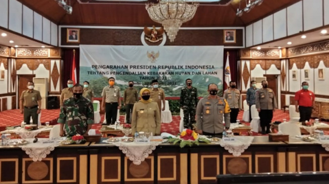 Danrem 042 Gapu Hadiri Rakornas Pengendalian Karhutla Melalui Vidcon