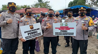 Wakapolda Jambi Serahkan Bantuan Untuk Korban Banjir di Kalsel