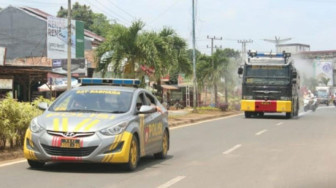 Cegah Penyebaran Covid-19, Polres Tanjab Timur Semprotkan Disinfektan