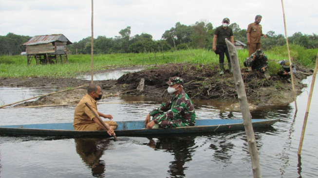 Dandim Batanghari Tinjau Lokasi TMMD Naik Perahu