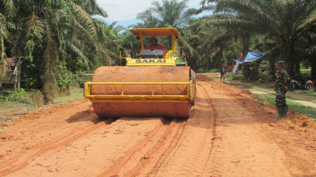 Ratakan Tanah, Satgas TMMD Datangkan Greder