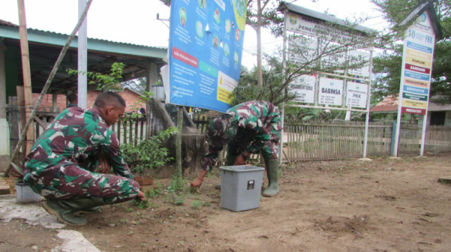 Satgas TMMD Bersihkan Rumput Liar di Kantor Desa