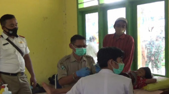 Pura-pura Main Handphone untuk Mengalihkan Rasa Takut Disunat