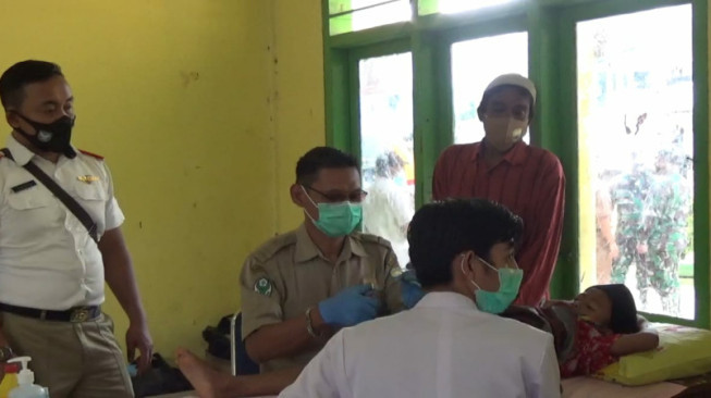 Pura-pura Main Handphone untuk Mengalihkan Rasa Takut Disunat