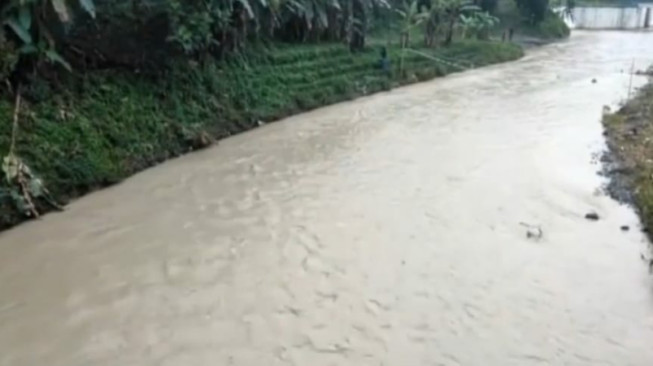 Air Sungai Batang Merao Kerinci Keruh dan Tercemar Akibat Penambangan Galian C Ilegal