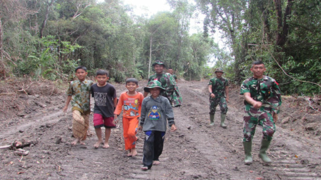Pakai Topi Tentara, Anak-Anak Sungai Terap Semangat Menyanyikan Lagu "Terpesona"