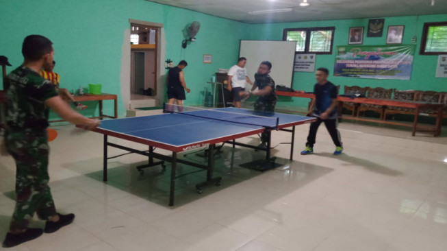 Satgas TMMD dan Warga Mekarjaya Olahraga Bareng di Balai Desa